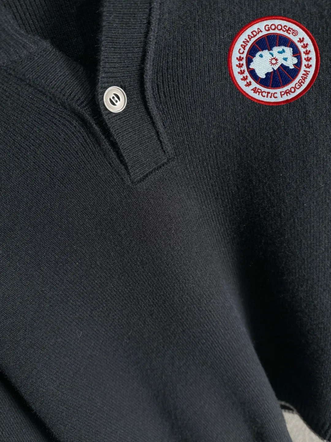 Next day shipping P360 Big Goose 2025 official website latest winter sweater, popular items are on sale at the counter simultaneously! Specially made of wool blended fabric. It feels comfortable and can be directly in contact with the skin. The logo badge is exquisitely embroidered, which is extremely eye-catching! The details highlight the fashionable charm of big brands. Exquisite workmanship. Three-dimensional cutting style. The wearing effect is invincible and handsome! All three standards are complete! Size: M-2XL